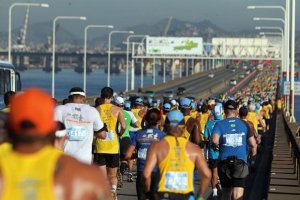 Cerca de 8 mil corredores participaram da Corrida da Ponte 2013 (Foto: Divulgação)