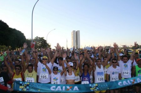 Muita vibração dos participantes na largada da Maratona de Brasília (Foto: Latin Sports)