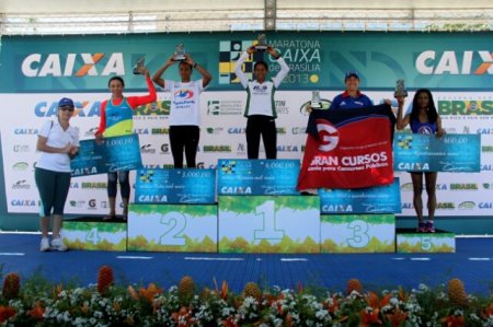 Márcio Barreto recebe a premiação pela 4ª colocação na Maratona de Brasília 2013 (Foto: Latin Sports)