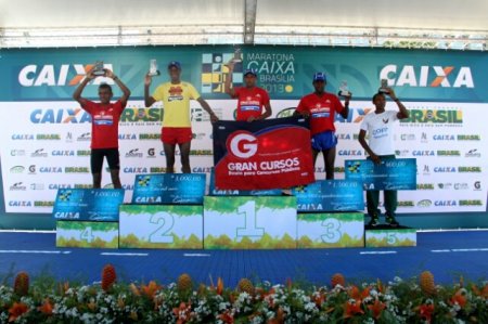 Márcio Barreto exibe a premiação recebida no pódio pela 4ª colocação na Maratona de Brasília 2013 (Foto: Latin Sports)