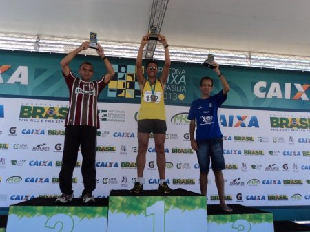 Roberto da Encarnação exibe no pódio o belo troféu recebido pela 1ª colocação da categoria 45 anos (Foto: Roberto da Encarnação)