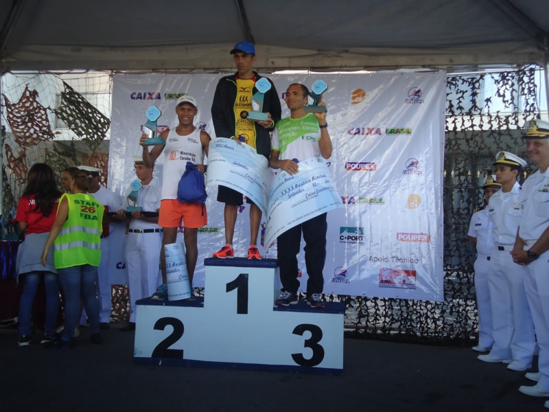 Os atletas Jose Nilson De Jesus (1º colocado), Edson A Arruda Dos Santos (2º colocado) e Jose Everaldo Da Silva Mota (3º colocado) exibem as premiações recebidas no pódio (Foto: Bahiarun)