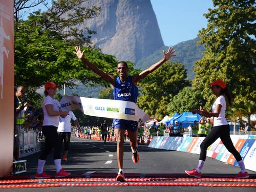 Giomar Pereira dos Santos cruza a linha de chegada da Maratona do Rio em primeiro lugar (Foto; Marcelo Santos/Divulgação)