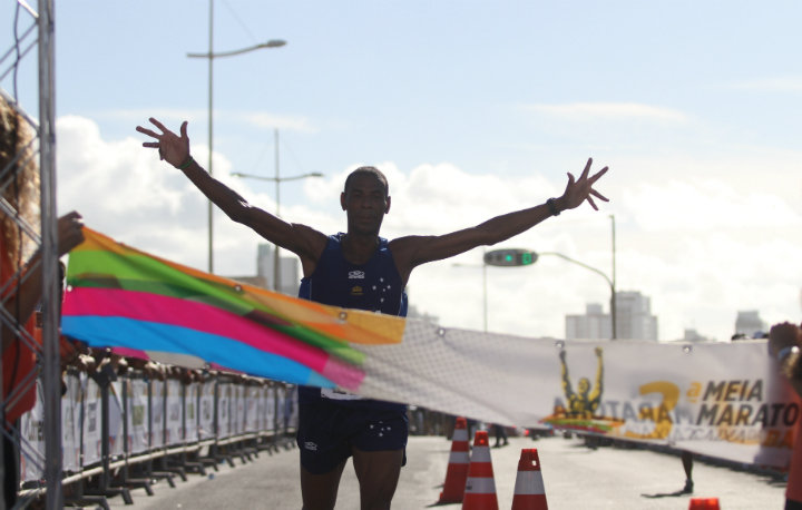 Giomar Pereira foi o grande vencedor da Meia Maratona Caixa da Bahia 2013 (Foto: Divulgação Correio*)