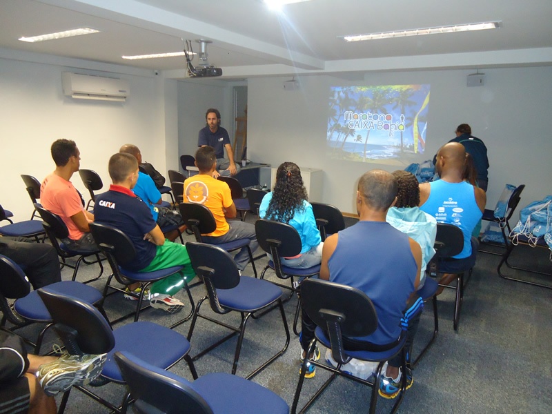 O Diretor Técnico da Maratona, Felipe Fernandes (Latin Sports), apresentou os dados técnicos da prova para os atletas e treinadores presentes (Foto: Divulgação portal Bahiarun)