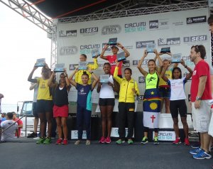 Pódio feminino com as 10 atletas mais bem colocadas (Foto: Divulgação Bahiarun)
