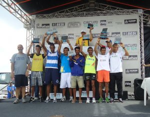 Os 10 primeiros atletas masculino recebem a premiação no pódio (Foto: Divulgação portal Bahiarun)
