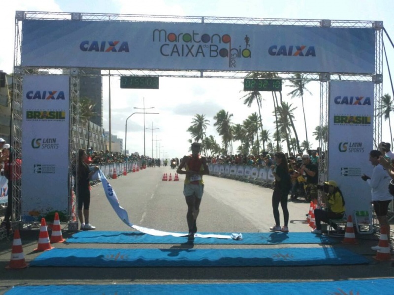 Ronaldo Santos Menezes surpreende e chega em primeiro lugar na Maratona Caixa da Bahia o atleta , com o tempo de 02:32:06 (Foto: Divulgação Latin Sports)