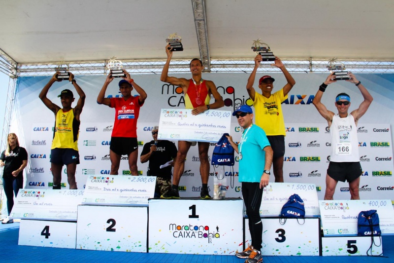 Atletas exibem no pódio a premiação recebida para a classificação geral masculina (Foto: Divulgação Latin Sports)