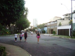 Muitos grupos de corrida utilizam a Praça dos Eucaliptos para realizar seus treinos (Foto: Divulgação site iBahia)