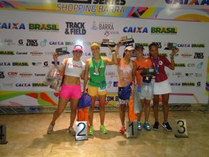 Pódio da classificação geral feminina 5km Track&Field Shopping Barra 2013