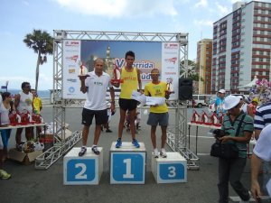 Atletas no pódio da classificação geral masculina