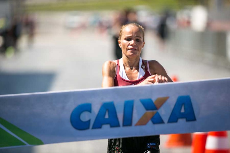 Graciete Moreira vence e quebrar o recorde da Maratona Caixa de Santa Catarina 2013 (Foto: Divulgação Latin Sports)