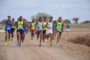 Pelotão masculino da meia maratona (Foto: Anízio Lopes/Foco Radical)