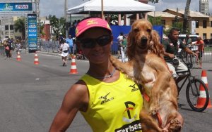 Marily dos Santos posa para a foto ao lado do seu cachorro (Foto: Caio Lorena / Globoesporte.com)