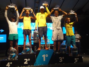 Atletas masculinos da prova de 10km recebem a premiação no pódio (Foto: Divulgação Bahiarun) 