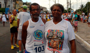 O casal Adaltro e Natalice cumpriram o percurso ele correndo e ela andando atrás do cortejo (Foto: Divulgação G1 Bahia)