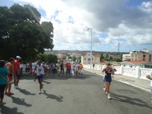 O s corredores terminavam a prova enquanto os fieis iam chegavam à Colina Sagrada esperando a chegada do cortejo