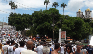 O cortejo que saiu da Igreja da Conceição da Praia chega à Colina Sagrada e segue em direção à Igreja do Bonfim acompanhado por uma multidão de fieis (Foto: Divulgação G1 Bahia)