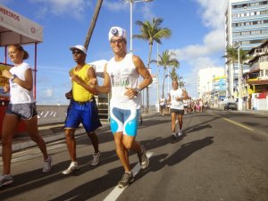 Os participantes largam no Farol da Barra e percorrem as ruas dos circuitos oficial da folia em Salvador (Foto: Roberto Encarnação)