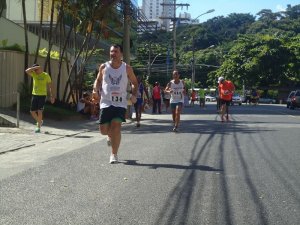 Corrida do Itaigara 2014_Corredores se aproximam da chegada