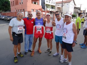 A prova acontece com um excelente clima festivo entre os corredores veteranos e iniciantes (Foto: Blog Corredor da Terceira Idade - José Amâncio Neto)