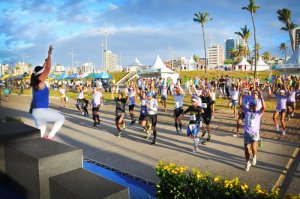 Antes da largada a profa. Márcia Leal conduziu o aquecimento dos participantes (Foto: Divulgação Latin Sports)