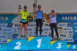 Pódio feminino da prova dos 10km (Foto: Divulgação Latin Sports)