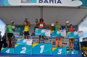 Atletas femininas recebem a premiação no pódio da segunda edição da Maratona da Bahia Caixa 2014 (Foto: Divulgação Latin Sports)