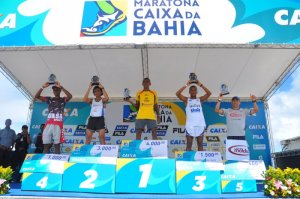 Pódio masculino da segunda edição da Maratona da Bahia Caixa 2014 (Foto: Divulgação Latin Sports)