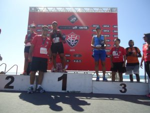Atletas femininas da prova de 8km recebem a premiação no pódio (Foto: Divulgação Bahiarun)
