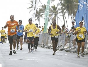 Corredores participaram das provas de 5km e 10km na orla da Pituba e Boca do Rio (Foto: Arisson Marinho - Correio 24 horas)