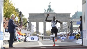 O queniano Dennis Kimetto venceu a Maratona de Berlim e estabeleceu a melhor marca mundial para a distância (Foto: Divulgação Gazeta Press)