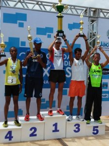 Jose Nilson recebe a premiação como vencedor da prova masculina (Foto: arquivo pessoal do treinador Gilmário Mendes)