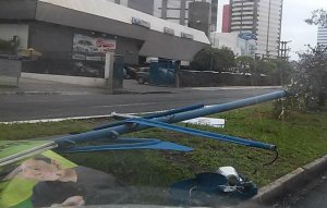 Poste caído por causa dos ventos fortes (Foto: Divulgação Bocão News) 