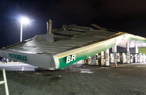  Fortes ventos derrubam teto de posto de gasolina (Foto:Almiro Lopes -Correio 24horas)