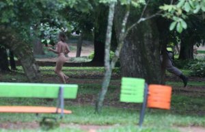 No Parcão, uma mulher de 30 anos atraiu olhares de frequentadores ao correr nua, em 30 de outubro. Ela foi detida pela Brigada Militar e levada a um posto de saúde – Foto: Diego Vara/Clic RBS - See more at: http://aconteceunovale.com.br/portal/?p=44888#sthash.K8dBI4a9.dpuf