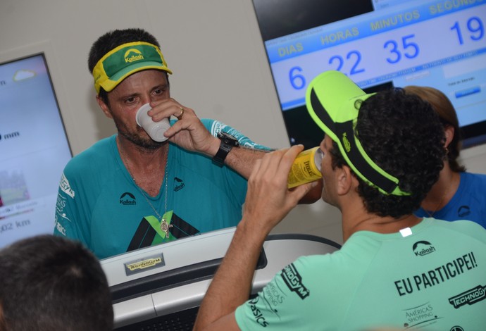 Ultramaratonista teve companhia de outros corredores durante o desafio (Foto: Gerlan Cidade/Divulgação)