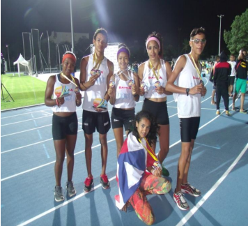 Os jovens atletas baianos exibem as medalhas conquistadas - esquerda para direita, Priscila, Lucas, Railane, Naviny, Samuel, agachada Erivania (Foto: Divulgação FBA)