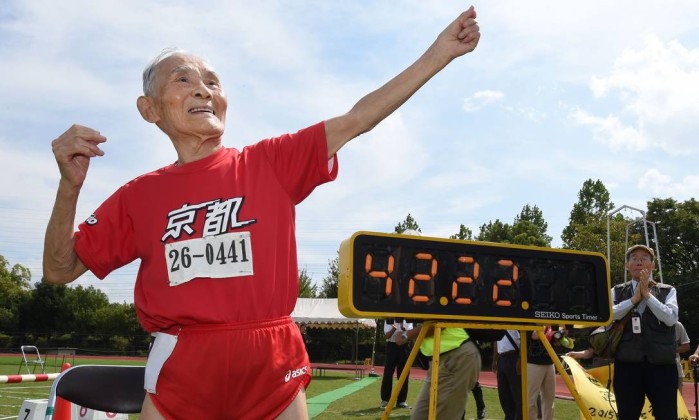 Hidekichi Miyazaki imita Bolt ao estabelecer o novo recorde dos 100m na categoria acima de 105 anos Leia mais sobre esse assunto em http://oglobo.globo.com/esportes/bolt-japones-estabelece-recorde-mundial-dos-100m-na-categoria-acima-de-105-anos-17587826#ixzz3mi8w7M1I © 1996 - 2015. Todos direitos reservados a Infoglobo Comunicação e Participações S.A. Este material não pode ser publicado, transmitido por broadcast, reescrito ou redistribuído sem autorização.