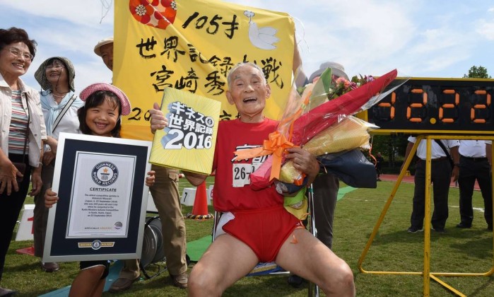 Hidekichi Miyazaki comemora com a neta a nova marca dos 100m estabelecida aos 105 anos (Foto: Divulgação AFP)