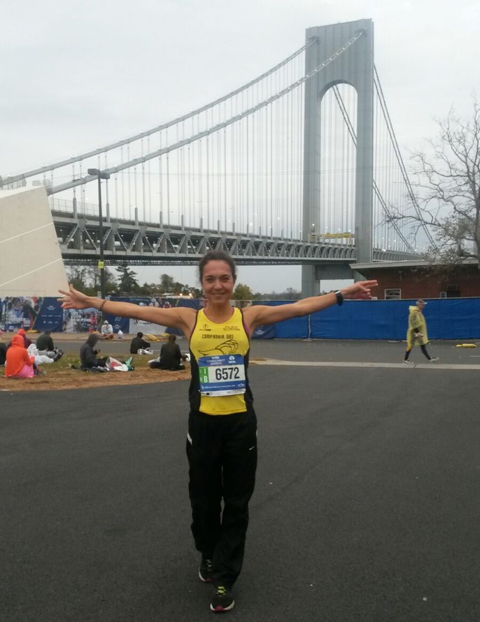 Ana posa para foto antes de disputar a Maratona de Nova York e ser a primeira mulher brasileira (Foto: Arquivo Pessoal)
