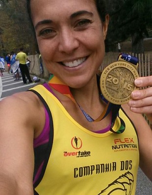 A catarinense Ana Gorini exibe orgulhosa a medalha da Maratona de Nova York 2015 (Foto: Arquivo Pessoal)