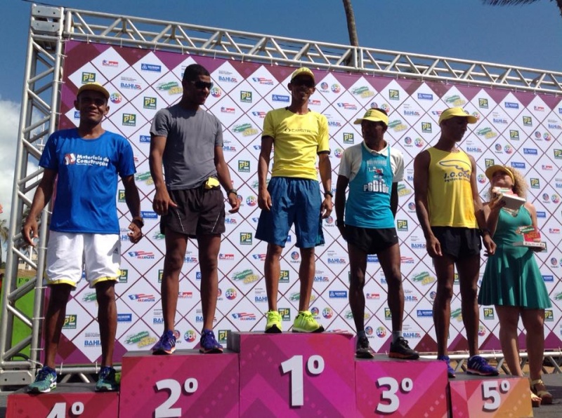 Pódio masculino do percurso 10km do Circuito PetroBahia - Corrida Sunrise (Foto: divulgação)