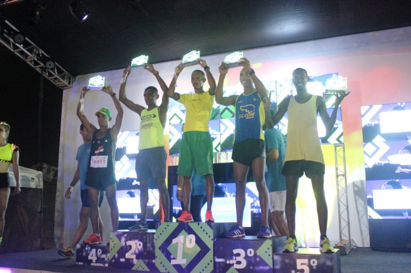 Corrida Noturna de Verão em janeiro 2016 - pódio masculino 10km (Foto: Divulgação Circuito Petrobahia)
