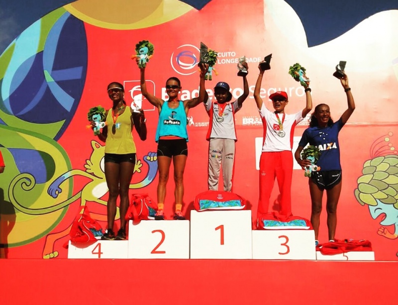 Pódio feminino da prova do Circuito da Longevidade Bradesco 2016 em Salvador (Foto: Diivulgação)