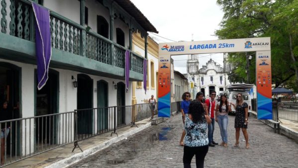 A concentração dos atletas e a largada da prova acontecem na Praça São Francisco, no centro histórico de São Cristóvão (Foto: SE NotÃcias)